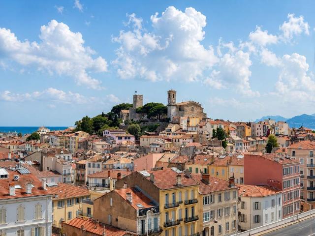 Appartement À Vendre 3 pièces de 96 m2 vendu avec DOUBLE BOX EN SOUS SOL CANNES FORVILLE