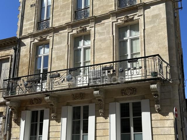 Appartement à vendre 3/ 4 avec balcon immeuble pierre BORDEAUX 33