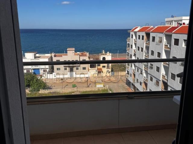 Appartement à vendre à Oued Laou. 2 chambres agréables. Environnement calme avec vue sur la mer et double vitrage