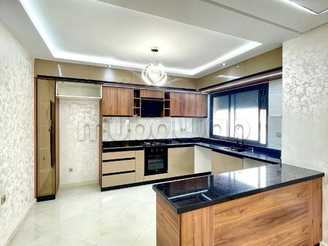 Appartement à vendre à Bouznika. 3 chambres. Porte blindée, salon marocain