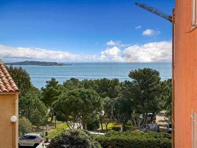 Appartement à vendre avec terrasse et parking. Presqu'île de Gie