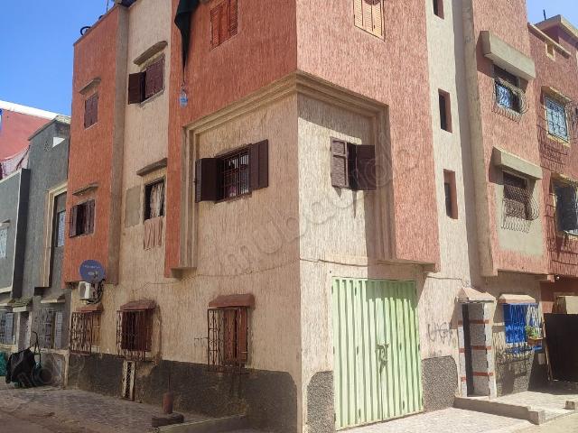 Appartement à vendre dans le quartier Riyad à Bouznika. 3 chambres, 1 salon, 1 garage, 1 salle de bain. Deux façades exposées au soleil toute la journée