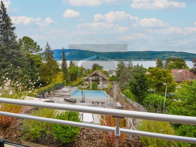 Loft à Veyrier du Lac – Vue Panoramique sur le Lac d’Annecy, Terrasse & Piscine