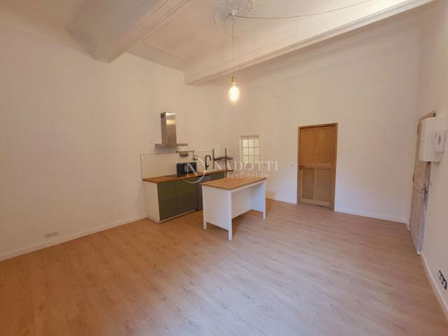 Appartement Apt, entièrement rénové au premier étage