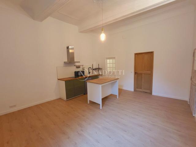 Appartement Apt, entièrement rénové au premier étage