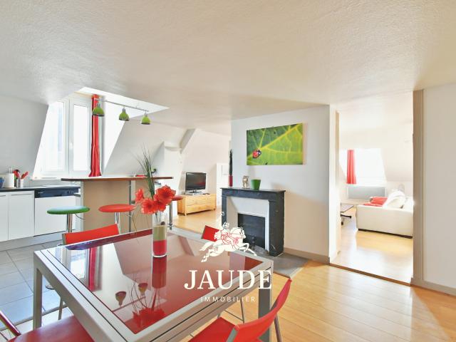 Appartement atypique et lumineux 64 m2 Carrez 85 m2 au sol Dernier étage avec ascenseur Rue Blatin