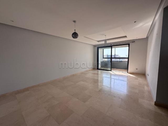 Appartement au 9eme étage à louer à Riyad. 3 pièces confortables. Terrasse et ascenseur