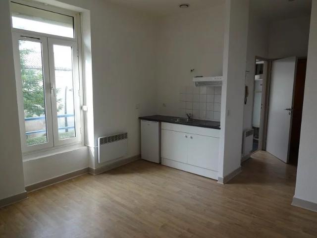 Appartement au 1er étage de type 2 de 38 m² env. Centre Bourg Proche Gare SNCF