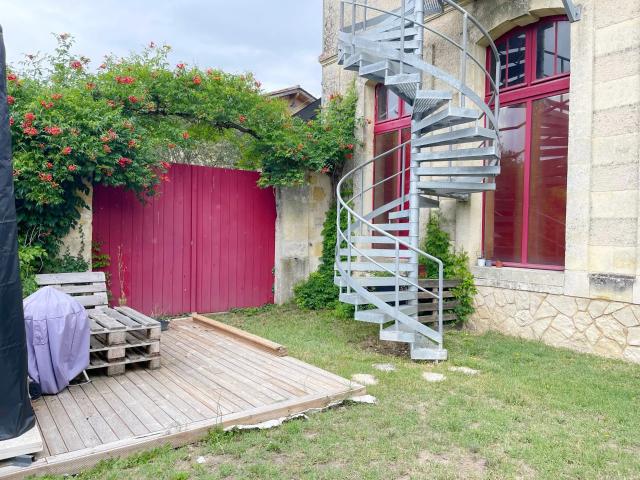 Appartement au 1er étage de type 2 de 50 m² env. avec jardinet