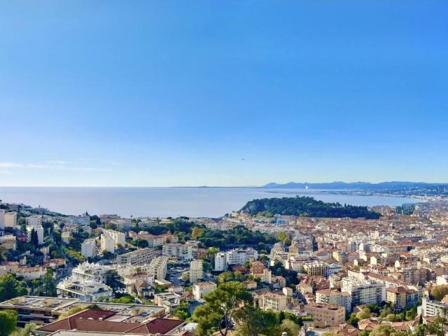 Appartement au calme à rénover possible 3 pièces, vue pano. 60m² Nice