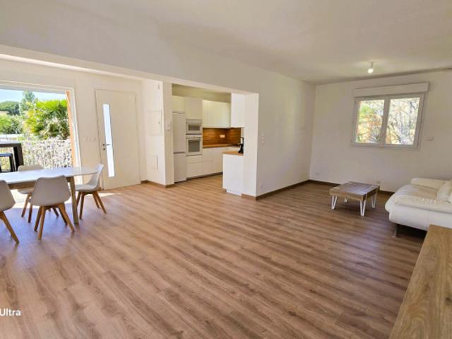 APPARTEMENT AU COEUR DE SANARY SUR MER 5 pièce s 93 m2