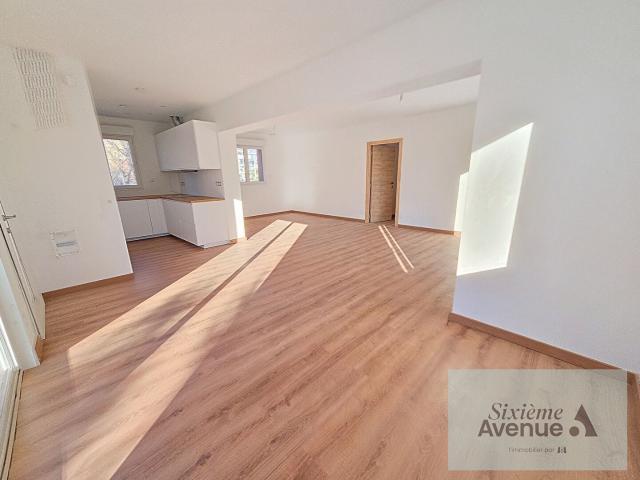 APPARTEMENT AU COEUR DE SANARY SUR MER 5 pièce s 93 m2
