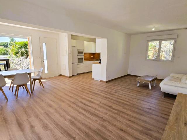 APPARTEMENT AU COEUR DE SANARY SUR MER 5 pièce s 93 m2