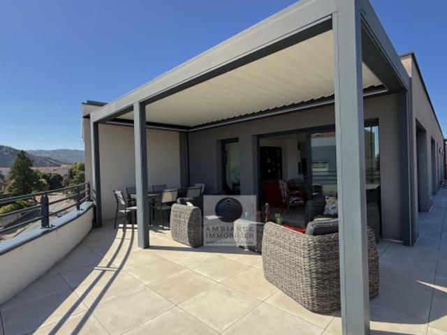 Appartement au dernier étage, entre lumière et terrasse