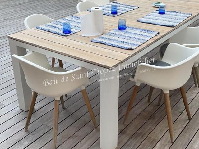 Appartement aux prestations haut de gamme, de 120 m2 avec terrasse de près de 100 m2 en plein centre de Saint