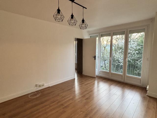 Appartement avec balcon / box et cave