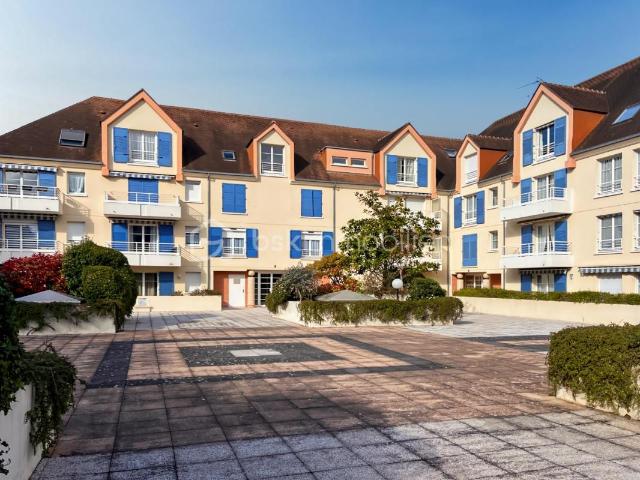 APPARTEMENT AVEC BALCON – CENTRE VILLE – AU CALME – DOUBLE BOX