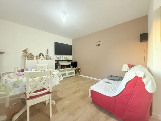 Appartement avec balcon en résidence sécurisée avec ascenseur