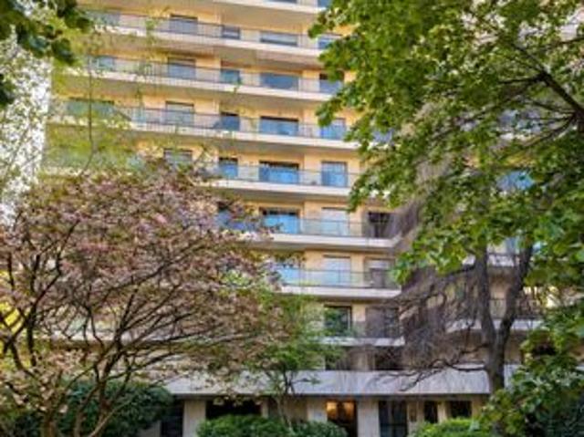 Appartement avec balcon et parking porte des Ternes