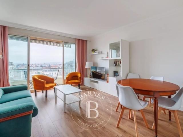 Appartement avec Balcon face Mairie