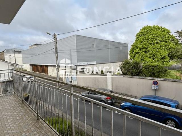 Appartement avec balcon proche quartier administratif