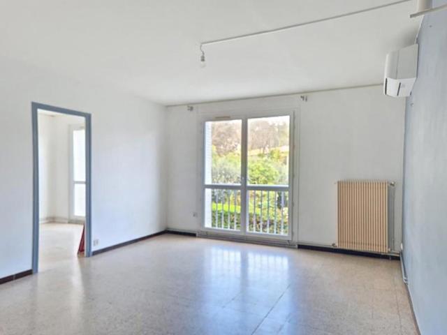 Appartement avec cave et place de parking proche centre ville de Nîmes