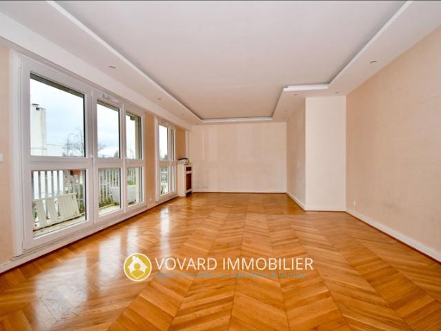 Appartement avec de beaux volumes dans résidence recherchée