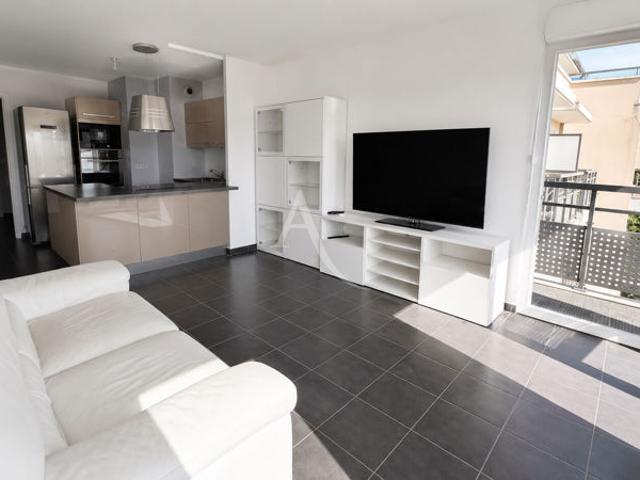 Appartement avec double box, dernier étage, proche RER A