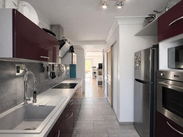 Appartement avec garage, balcon et cave.Proche remparts d'A. 72m² Avignon