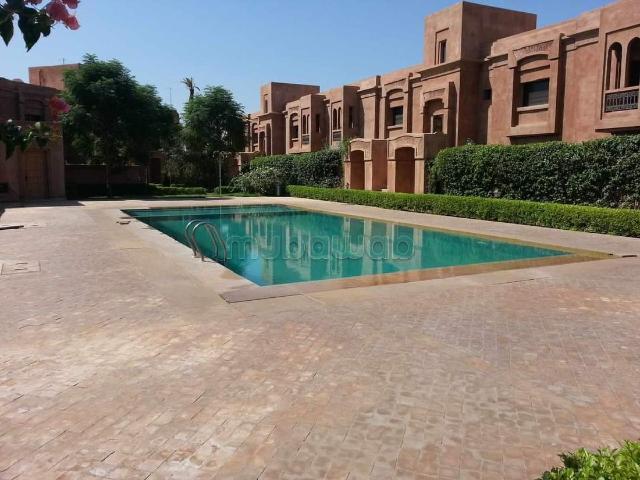 APPARTEMENT avec grand jardin privé piscine commune à Targa