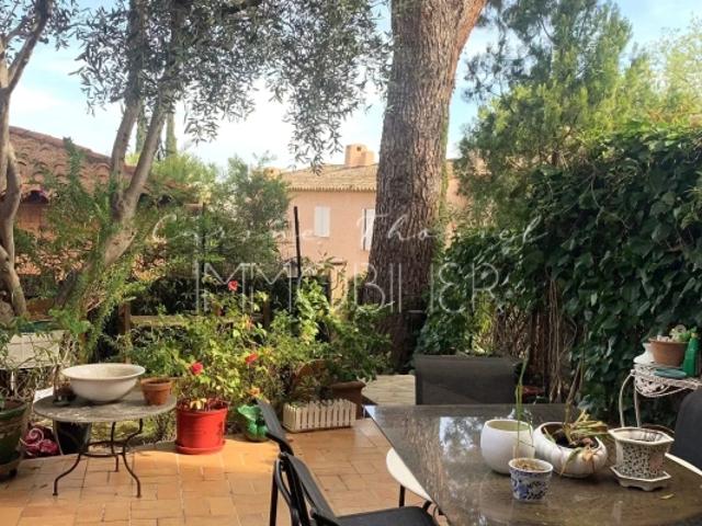 Appartement avec jardin à vendre dans une résidence avec piscine à Grimaud