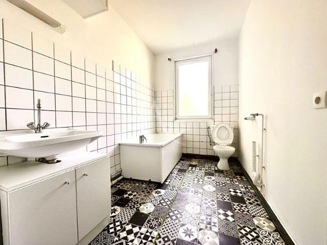 Appartement avec local situé au rez de chaussée