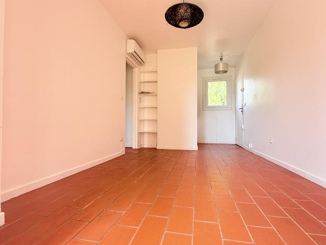 Appartement avec loggia, 2 cabines et 2 places de stationnement