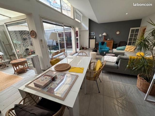 Appartement avec patio et garage en plein coeur du centre ville, à proximité de la Mairie