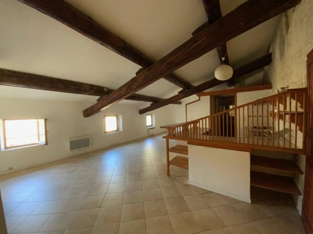 Appartement avec pigeonnier en dernier étage à 2 pas de la p