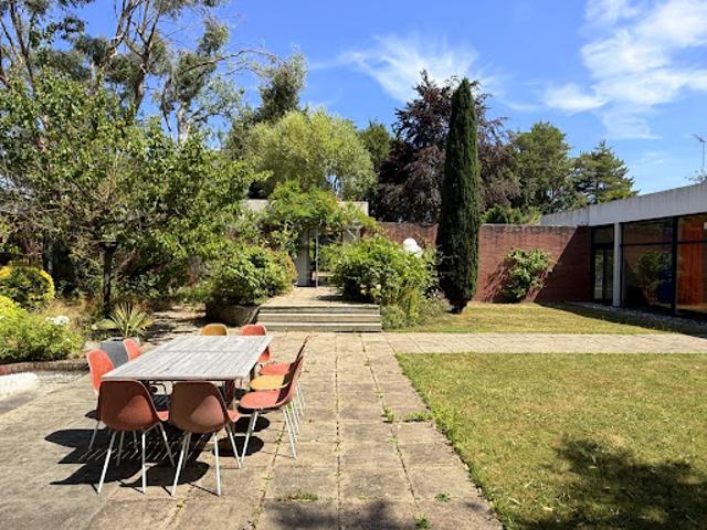 Maison contemporaine avec piscine et jardin