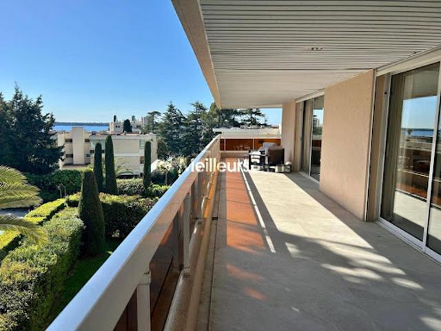 Appartement avec terrasse et piscine