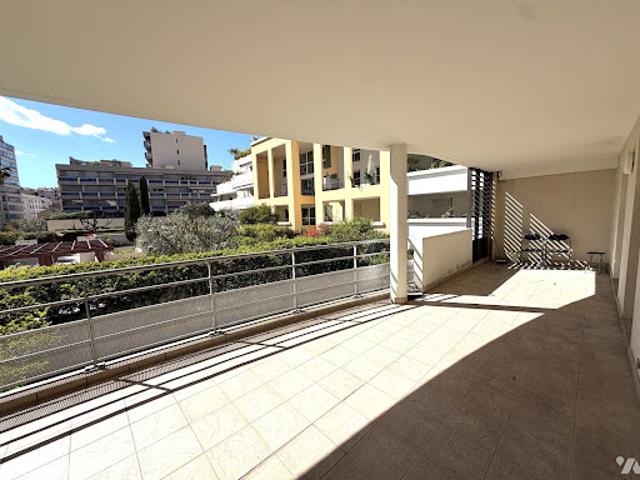 Appartement avec terrasse et piscine