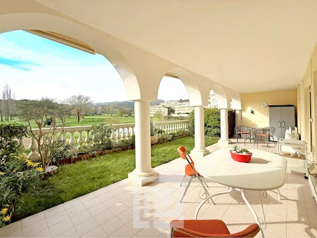 Appartement avec terrasse et piscine