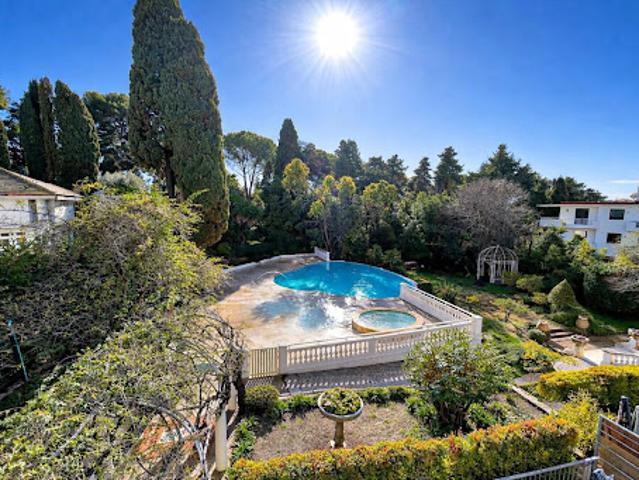 Appartement avec terrasse et piscine