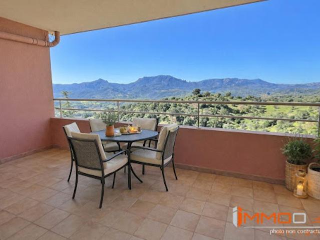 Appartement avec terrasse et piscine