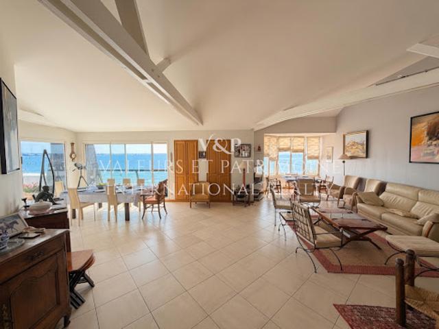 Appartement avec terrasse en bord de mer