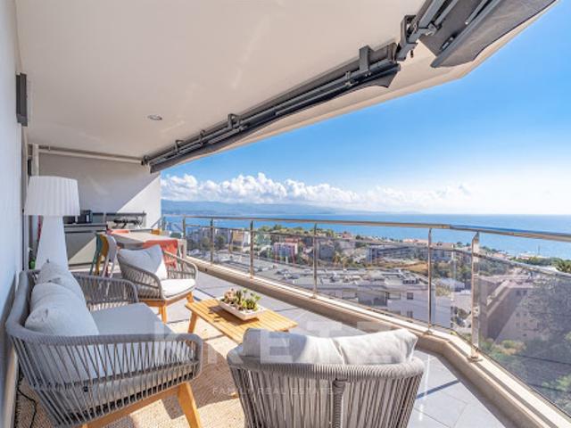 Appartement avec terrasse en bord de mer