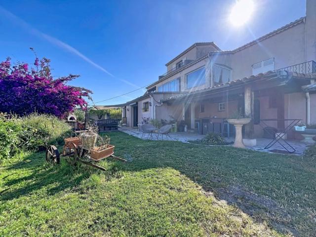 Appartement avec terrasses, jardin, piscine privative et vue mer