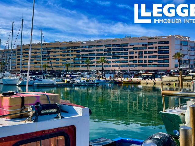 Appartement avec une grande terrasse, une petite piscine et une vue imprenable sur la marina et la mer