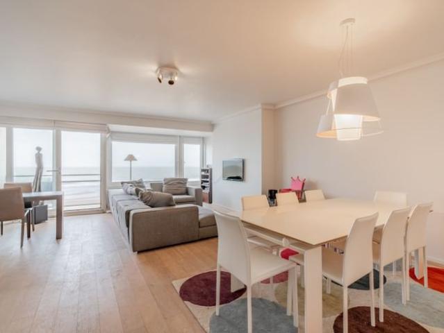 Appartement avec vue frontale mer à la place Albert au Kn.