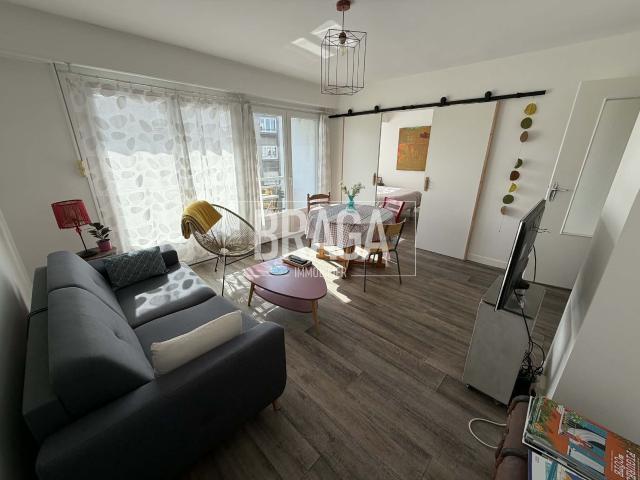 APPARTEMENT AVEC VUE PORT & BALCON