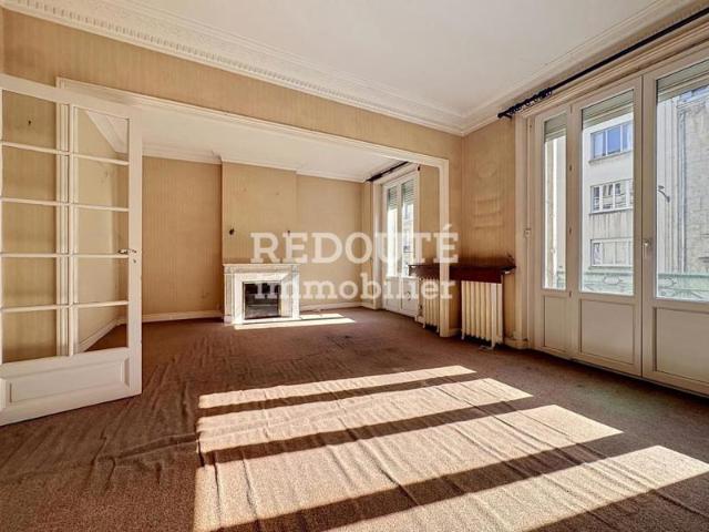 APPARTEMENT BOURGEOIS À RÉNOVER – HYPER CENTRE REIMS – ASCENSEUR – CACHET EXCEPTIONNEL