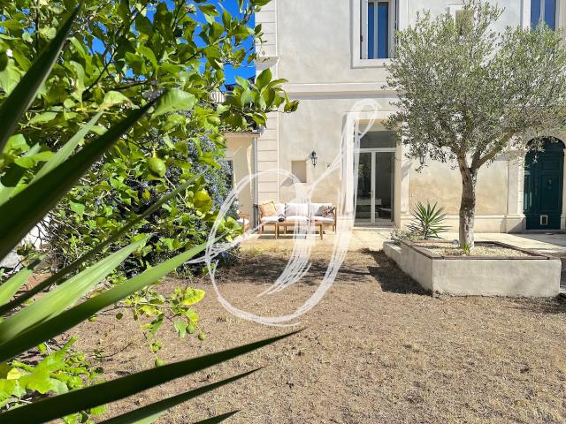 Appartement bourgeois de type 4 avec jardin privatif & bassin au coeur de Pignan