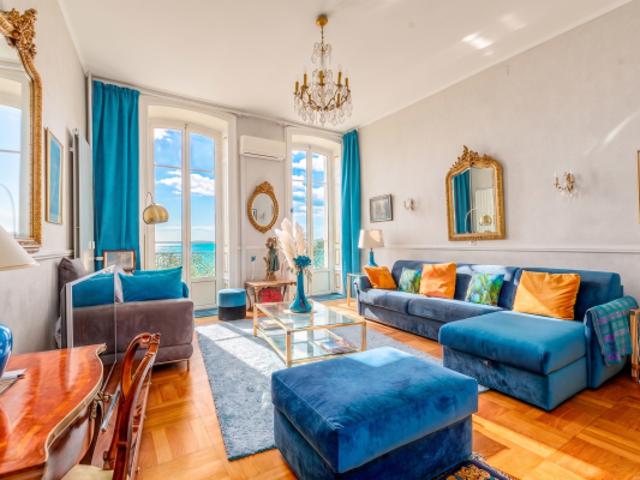 Appartement bourgeois en front de mer en plein centre